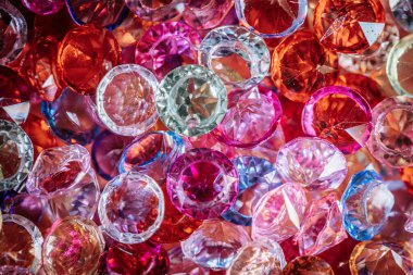 Kırmızı, pembe ve açık renklerde çeşitli parlayan değerli taşlar dekoratif kullanım için çeşitli şekil ve boyutlarda sergilenmektedir.