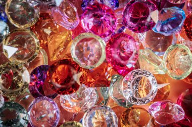 Çeşitli renk ve şekillerde çeşitli parlak taşlar bir araya getirilerek canlı ve görsel olarak çarpıcı bir ışık ve renk gösterisi oluşturulur.