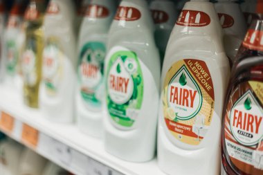 Valmiera, Letonya - 23 Şubat 2026: Perili bulaşık deterjanları farklı koku ve boyutlarda tüketici seçimi için bir süpermarket rafında düzenlenmiştir