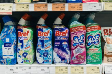 Valmiera, Letonya - 23 Şubat 2026: Süpermarket raflarındaki temizlik ürünleri Bref ve Ace markalarını içeriyor, tuvalet hijyeni için farklı jel formülleri sergiliyorlar