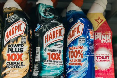 Valmiera, Letonya - 23 Şubat 2026: Birden fazla formülasyonda harpik tuvalet temizleyici şişeleri, tüketici seçimi için canlı ambalajlar ve temiz etiketler içeren bir rafta düzenlenmiştir