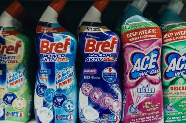 Valmiera, Letonya - 23 Şubat 2026: Bref ve Ace tuvalet temizleme jeli şişeleri bir süpermarket rafında sergileniyor, farklı kokular ve temizlik özellikleri sergileniyor