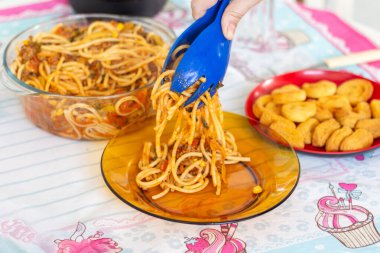 Sıcak spagetti ve et sosu. Mavi maşa, ev yapımı yemek..