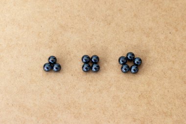 Liderlik ve çeşitlilik. Bir küre, görüşü sembolize eden hizalı gruptan öne çıkıyor..