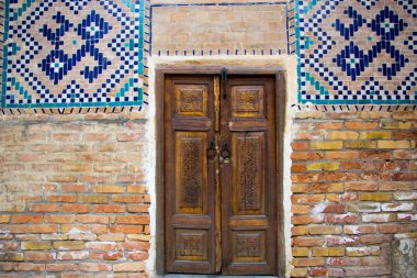 eski ahşap Çift Kapılı mozaik duvarlarında Registan squar ile