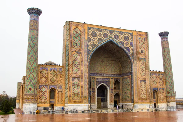 Samarkand, Uzbekistán: The Ulugbek madrassah v Registan náměstí — Stock fotografie