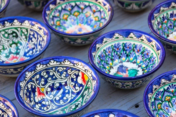 Filas de copas uzbek con adornos tradicionales de Uzbekistán en un mercado callejero de Bujará —  Fotos de Stock