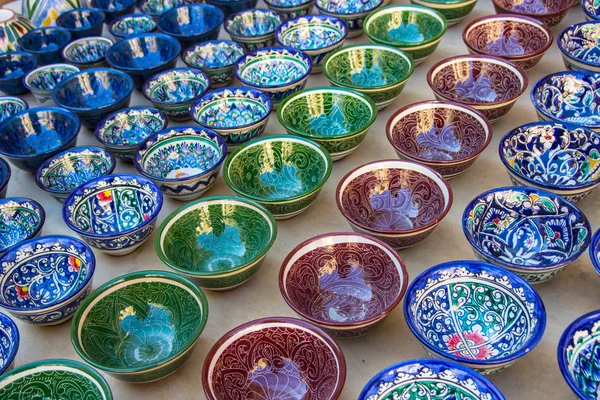 Filas de tazas uzbek con adorno tradicional de Uzbekistán, Bujará —  Fotos de Stock