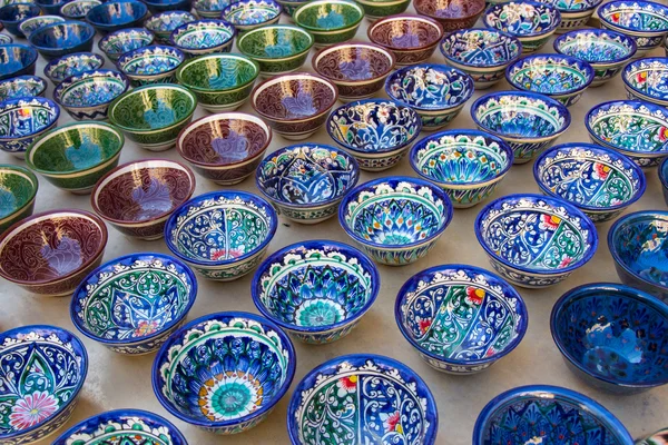 Filas de tazas uzbek con adorno tradicional de Uzbekistán, Bujará —  Fotos de Stock