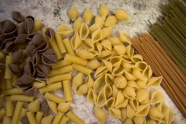 Bruine, gele en groene Italiaanse pasta — Stockfoto