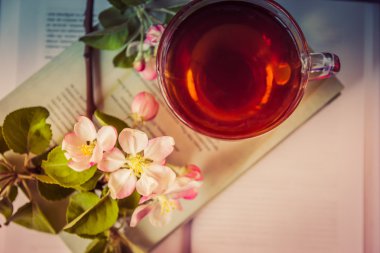 Kitap, çiçekler ve çay