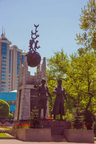 ALMATY, KAZAKHSTAN - 16 de abril de 2016: Monumento Aliya Moldagulova — Fotografia de Stock