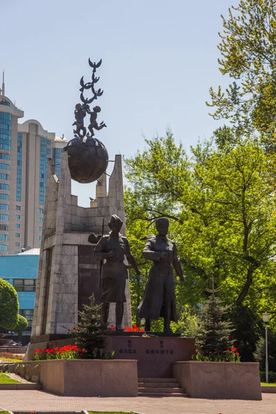 ALMATY, KAZAKHSTAN - 16 de abril de 2016: Monumento Aliya Moldagulova — Fotografia de Stock