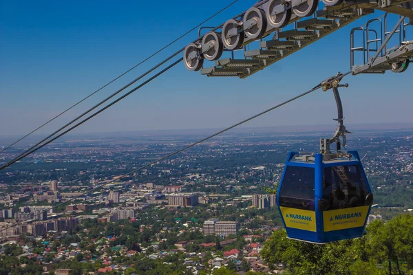 Teleferik Almatı şehir manzaralı, Kazakistan, kabin — Stok fotoğraf