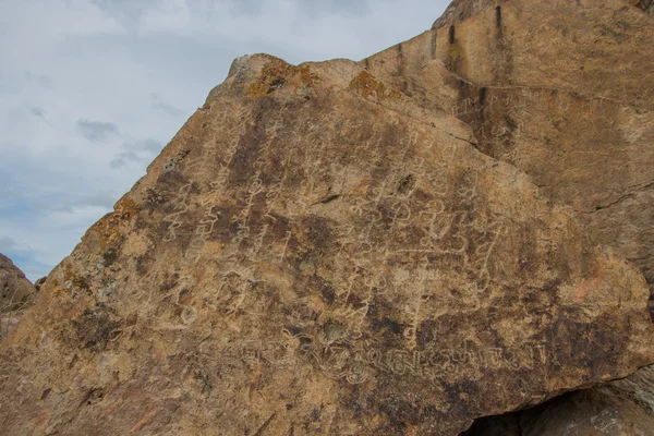 Petroglifos en la piedra en Tamgaly, Kazajstán — Foto de Stock