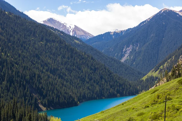 Kolsay meer in Tien-Shan-gebergte, Kazachstan — Stockfoto