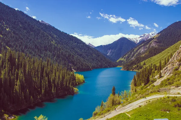 Озеро Колсай в горах Тянь-Шаня, Казахстан — стоковое фото