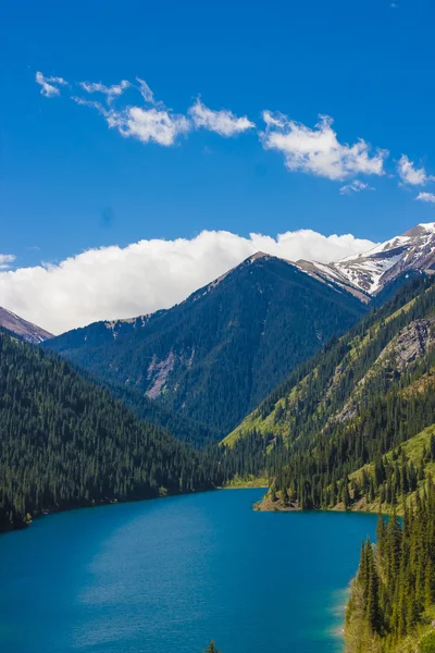 Kolsay meer in Tien-Shan-gebergte, Kazachstan — Stockfoto