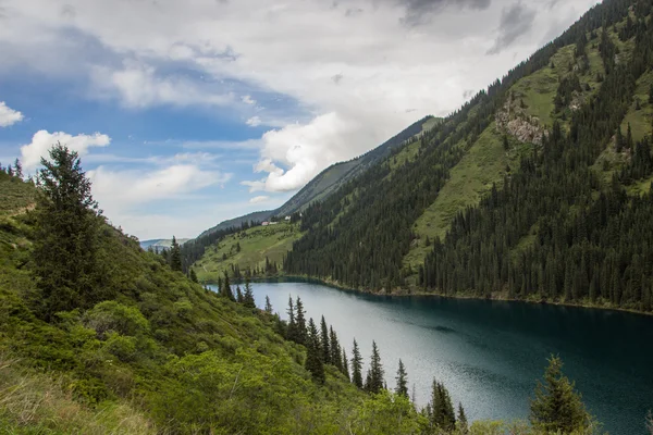 Kolsay bergmeer in Kazachstan — Stockfoto