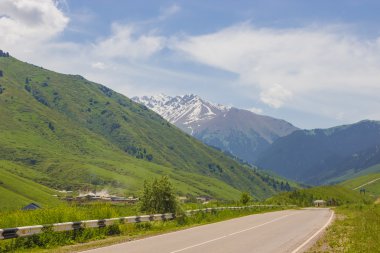 Dağlar peyzaj Kaskelen vadide Tien Shan dağlarında, Almatı, Kazakistan