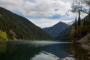 Kazakistan'ın Kolsay dağ gölü