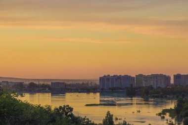 Sayran Gölü - akşam şehir manzaralı, Almatı, Kazakistan
