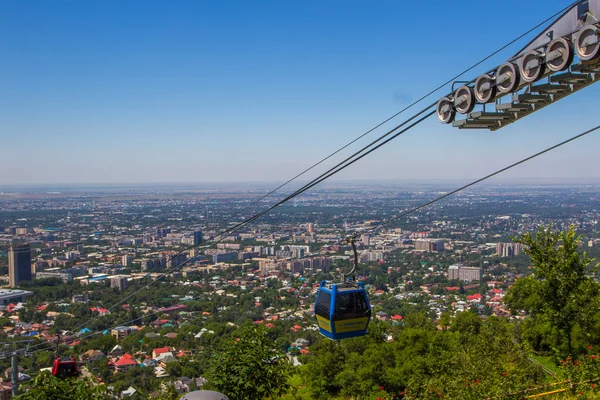Teleferik Almatı şehir manzaralı, Kazakistan, kabin