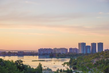 Sayran Gölü - akşam şehir manzaralı, Almatı, Kazakistan