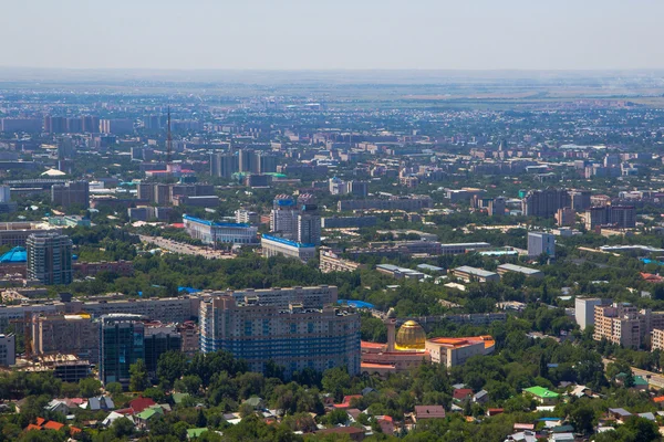 Almaty vista da cidade de Koktobe colina, Cazaquistão — Fotografia de Stock