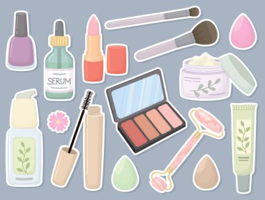 Üzerinde kozmetik ürünler olan çıkartmalar. Serum, sünger, ruj, krem, masaj silindiri, fırça, rimel, tüp, göz farı paleti.