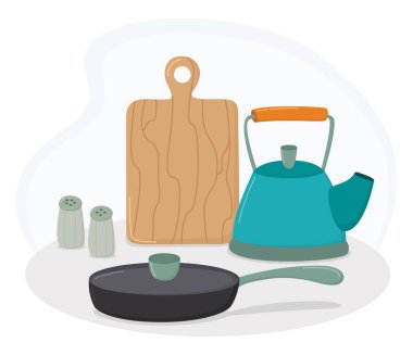 Mutfak kompozisyonu mavi çaydanlık, kızartma tavası, tahta, tuz ve biber karıştırıcı. Aşçılık ve mutfak eşyaları hala hayat dolu.