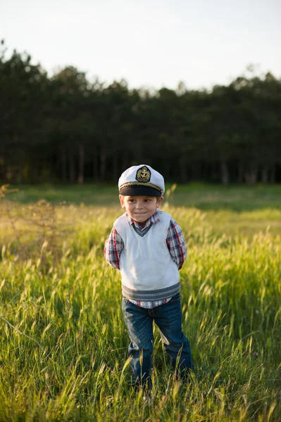 Мальчик капитан весенний лес смешная улыбка радость смех ребенок — стоковое фото