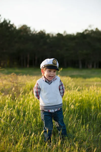Jongen kapitein matroos voorjaar bos grappige glimlach vreugde gelach kid — Stockfoto