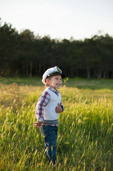 Jongen kapitein matroos voorjaar bos grappige glimlach vreugde gelach kid — Stockfoto