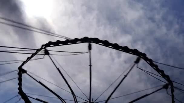 Carrousel contre le ciel — Video