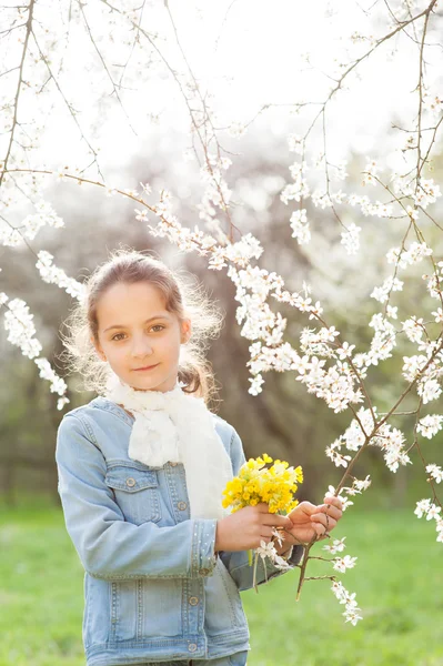 Menina, primavera, amor, flor, brincar, prazer, bom, crianças, criança — Fotografia de Stock