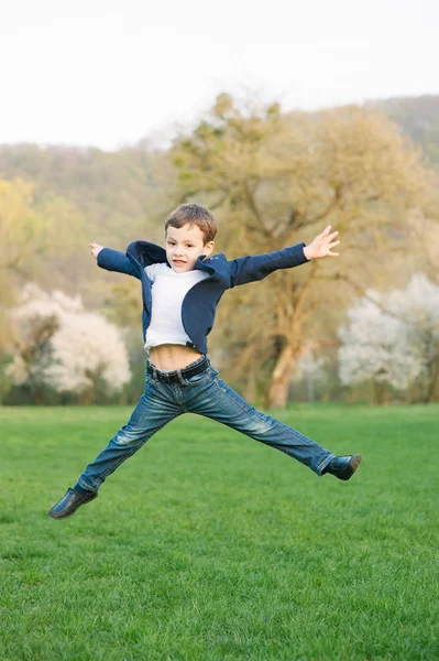 Ragazzo, primavera, amore, fioritura, gioco, piacere, bambini, moda, bambino, salto — Foto Stock