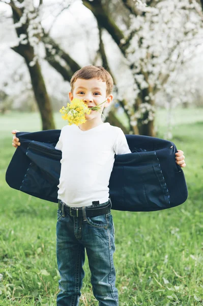 Jongen met bloemen, cadeau, liefde, leuke, stijlvolle, vintage, elegante, jongen, kind — Stockfoto