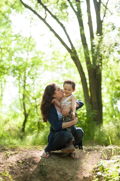 Criança, na natureza, family, amor, na floresta, no parque, na mãe, aventura, garato, sentimentos — Fotografia de Stock