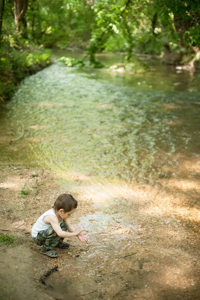 Crianças, na natureza, family, floresta, no parque, rio, aventura, pesca, garato, criança — Fotografia de Stock