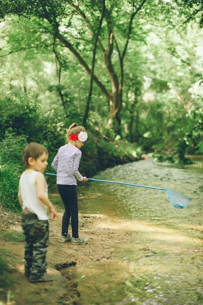 子供たち、自然、家族、愛、森、釣り、少年、少女の冒険 — ストック写真