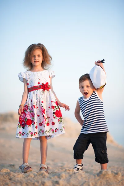 Estate, stile di vita, gioia, divertimento, vacanza, bambini, ragazzo, ragazza, viaggio, avventura, amore — Foto Stock