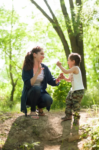 Mère, fête des mères, fils, garçon, nature, amour, émotions, vie — Photo