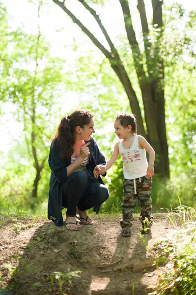 Mère, fête des mères, fils, garçon, nature, amour, émotions, vie — Photo