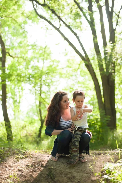 Mère, fête des mères, fils, garçon, nature, amour, émotions, vie — Photo