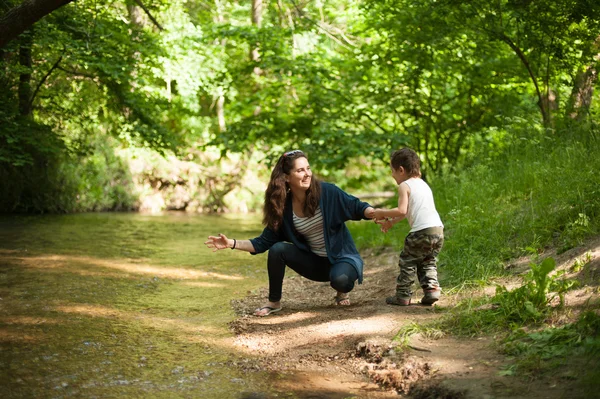 Mãe, dia da mãe, filho, menino, na natureza, amor, emoções, vida — Fotografia de Stock