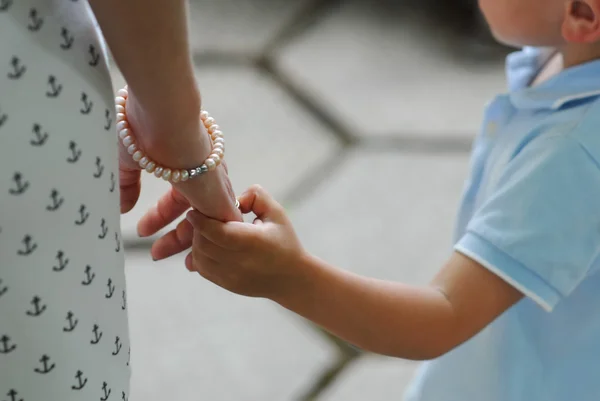 Mãe, criança, menino, mulher, mãos, toque, amor, cuidado, criança — Fotografia de Stock