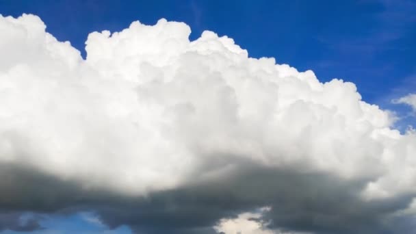 Schöne Wolkenlandschaft mit großen, bauenden Wolken — Stockvideo