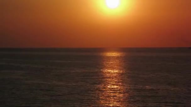 Pôr do sol bonito acima do mar, Timelapse, 4K — Vídeo de Stock