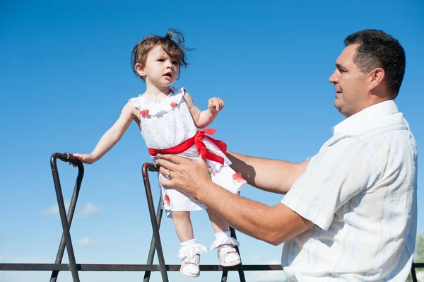 Festa del papà, padre, figlia, uomo, ragazza, bambino, camminare, treno, giocare, amore — Foto Stock